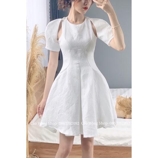 Váy trắng khoét vai