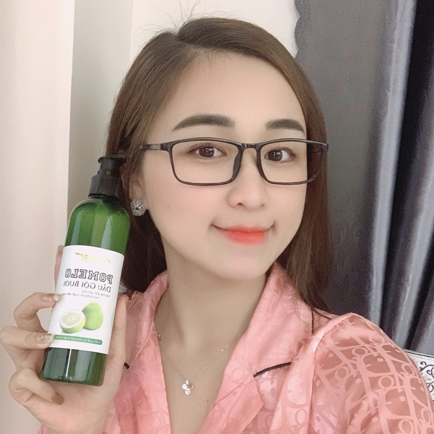 Dầu gội bưởi ngăn rụng tóc kích thích mọc tóc Pomelo Emer 300ml làm sạch tóc và da đầu, cung cấp dưỡng chất cho mái tóc luôn chắc khỏe và suôn mượt tự nhiên