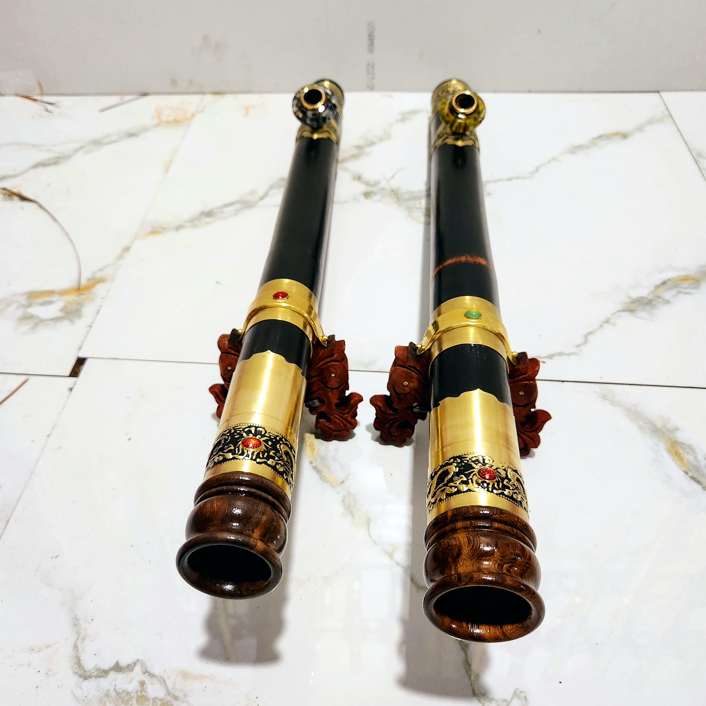 Điếu bọc đồng 2 lớp, chống oxi hoá gắn đá phong thủy kèm nõ ngọc. Tặng kèm hộp gỗ
