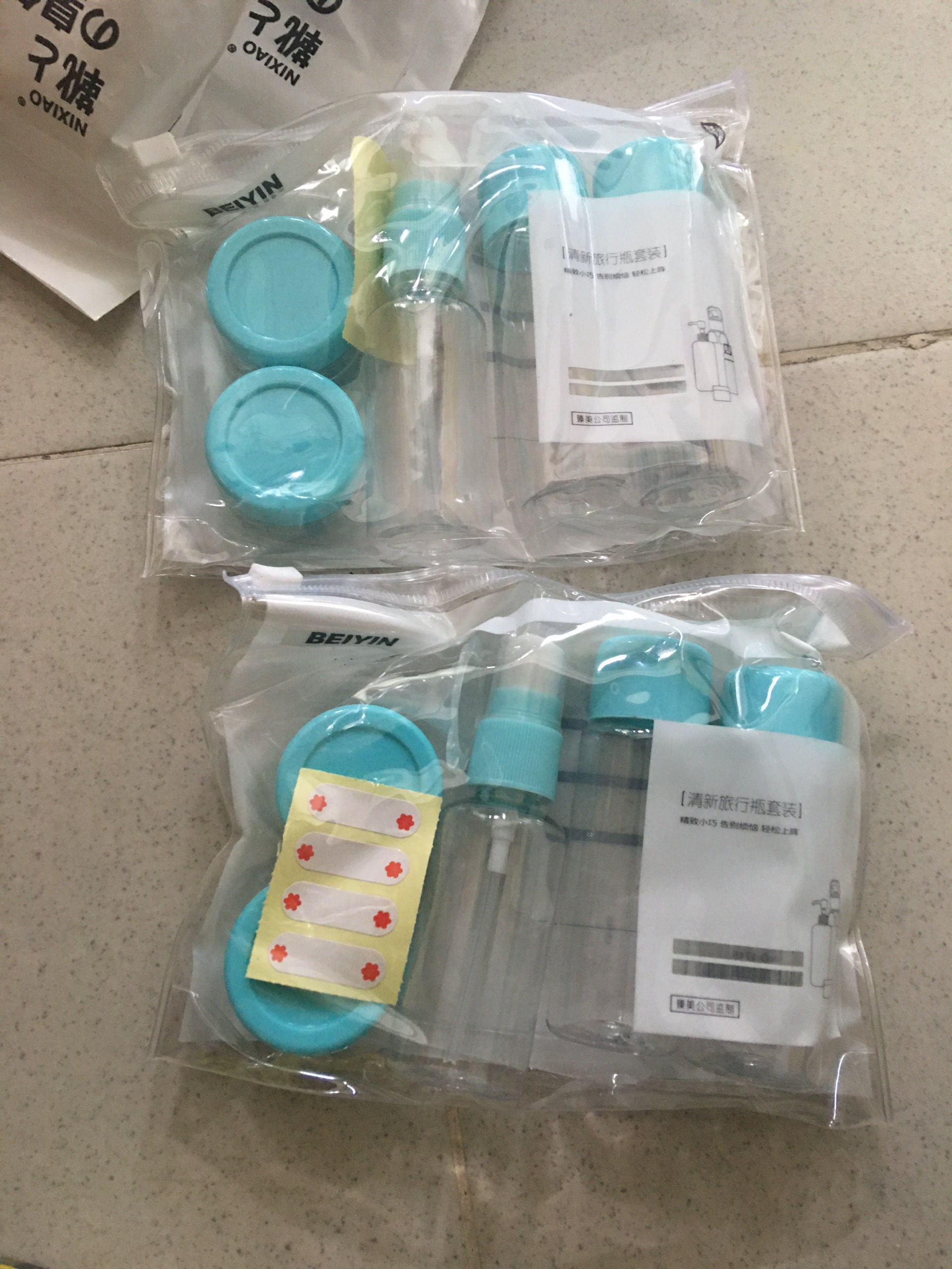Combo chiết mỹ phẩm 5 -7 món với nhiều kích thước khác nhau ,kèm bộ nhãn dán ghi chú trên chai lọ ,có túi zip tiện dụng khi đi dã ngoại , công tác
