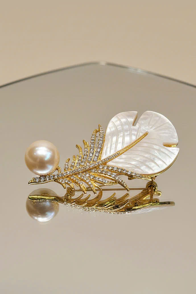 Trâm Cài Áo Vest, Áo Dài Xà Cừ Đính Ngọc Trai Baroque Hình Lông Vũ thời trang thiết kế Hity ACC402