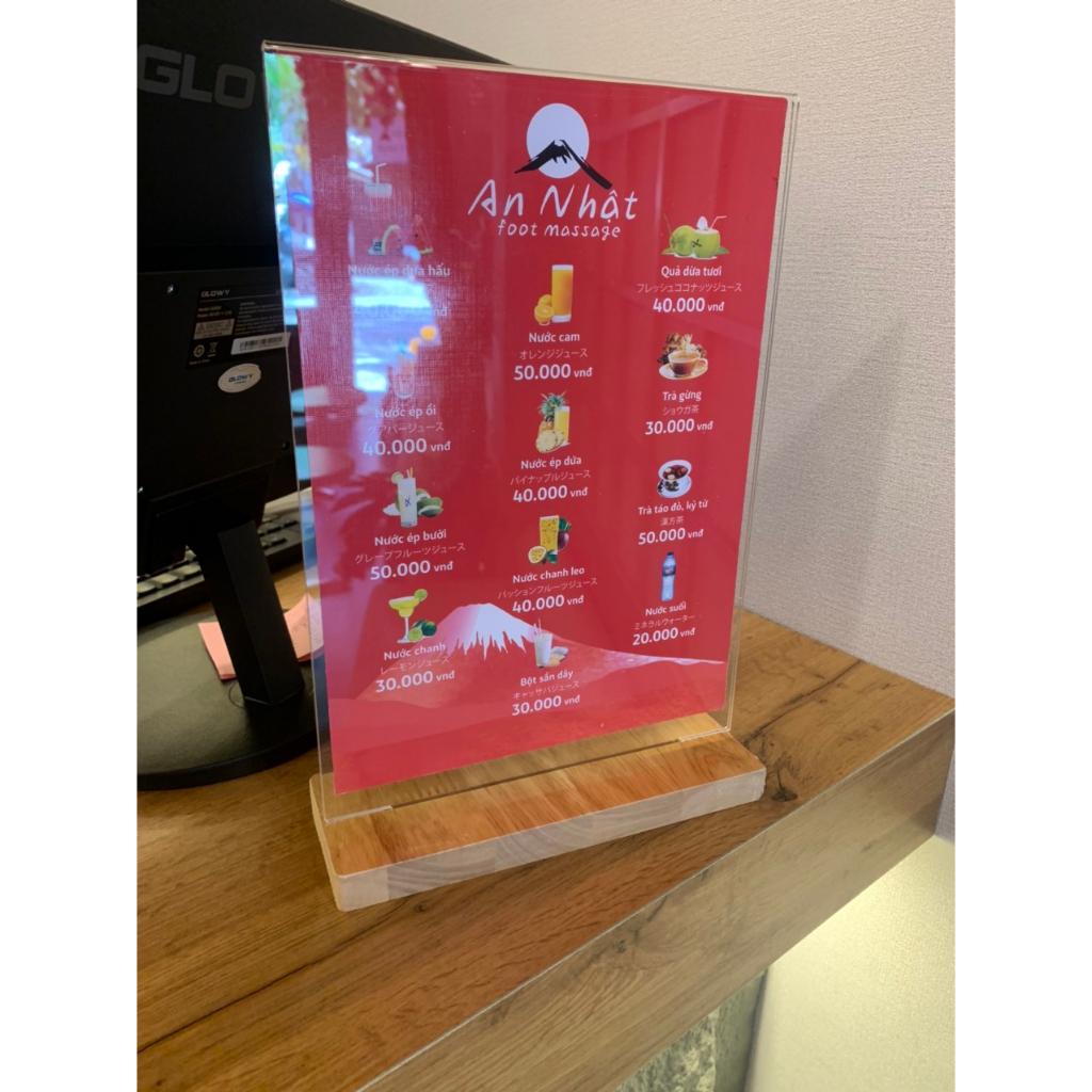 Menu mica A4 đế gỗ tự nhiên cho nhà hàng, văn phòng, doanh nghiệp.