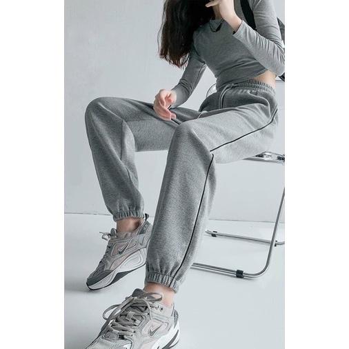 Quần Jogger Nữ 1 Sọc Vải Thun Tăm Dáng Rộng Ống Bo