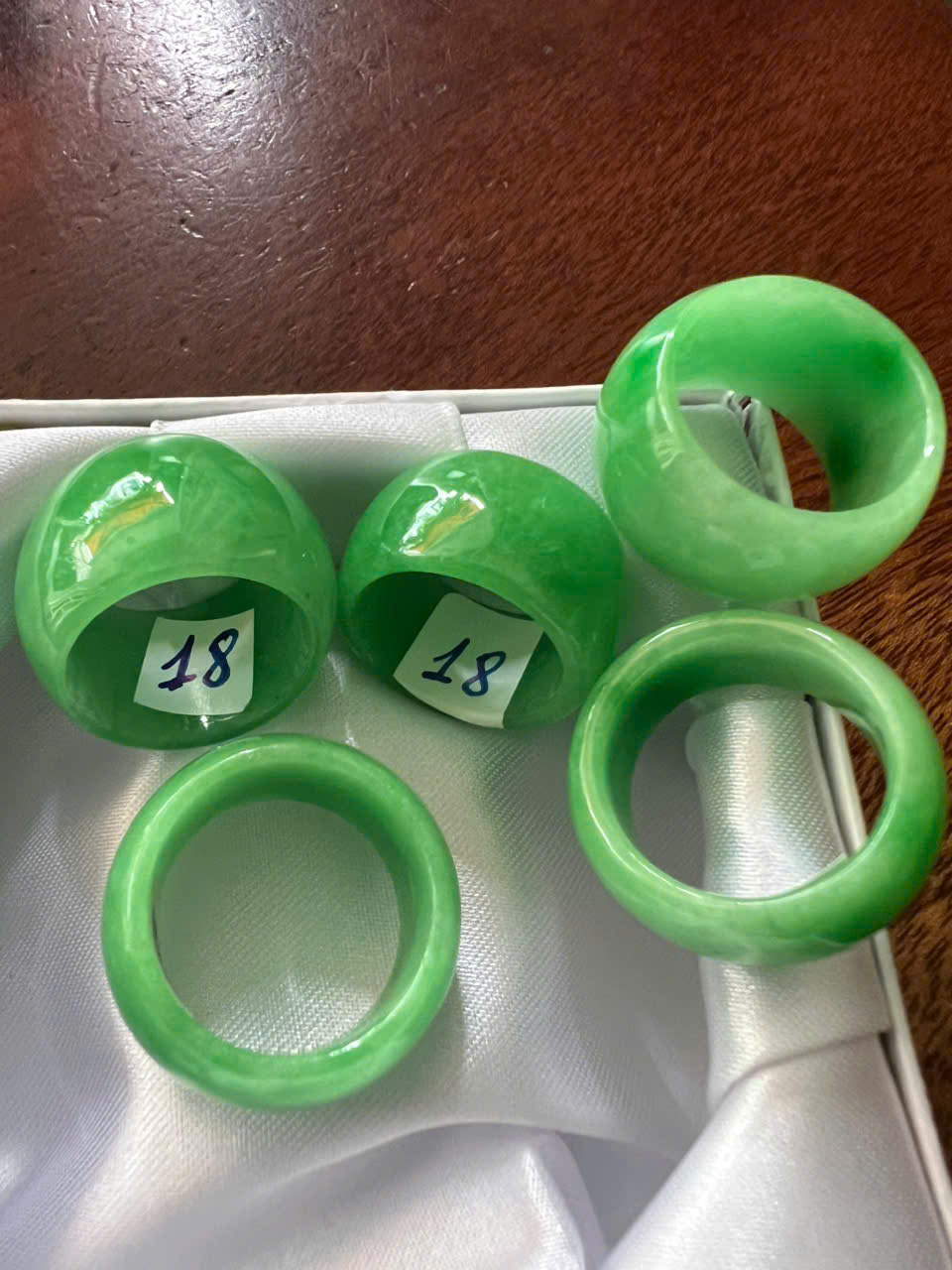 Nhẫn Cẩm thạch Xanh Ngọc Tươi sáng đẹp Ni 18mm cao 13mm / 14mm dầy 4mm Nam Nữ mệnh mộc mệnh hỏa mệnh Thủy đeo nhẫn ni 18mm ạ