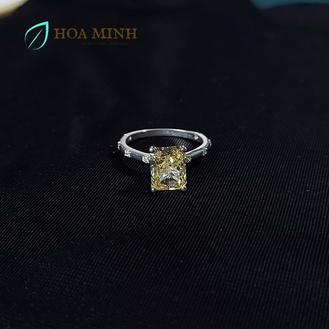 Nhẫn bạc viên chủ đá Thạch Anh nam phi màu vàng phớt chữ nhật size 7x9 li phong cách thanh lịch