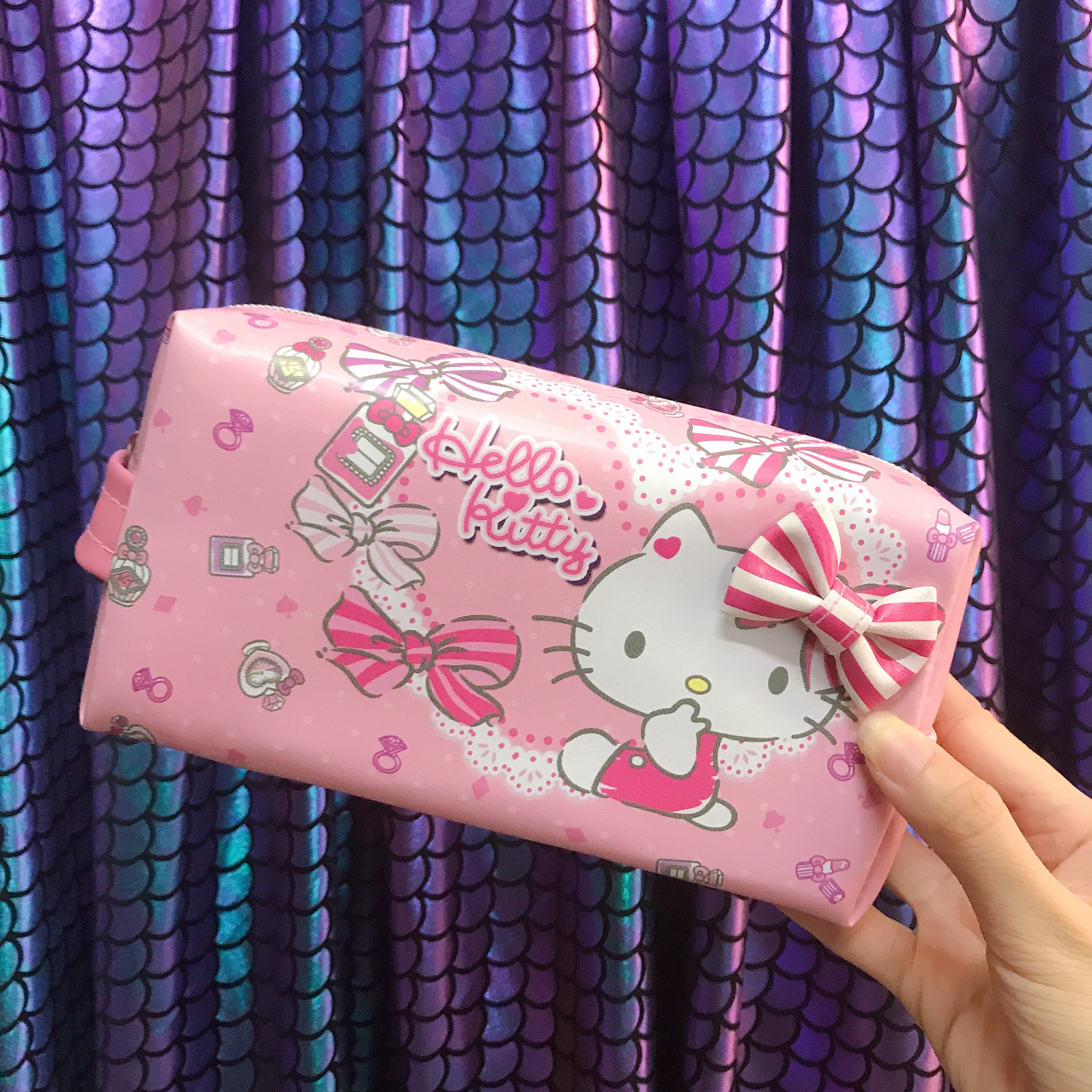 HỘP BÚT , BÓP VIẾT DA HÌNH MÈO HELLO KITTY NƠ SỌC PERFUME MÀU HỒNG ( THÁI LAN ) - 180KTR088100 (18.5x6x10cm)