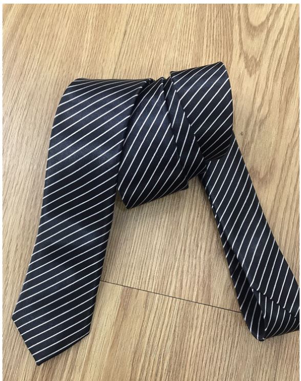 Cà vạt đen phi bóng kẻ chéo nổi bật