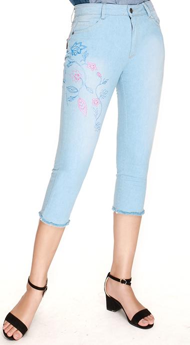Quần ngố bò nữ Narsis P7017 màu xanh, sử dụng chất liệu Cotton cao cấp, chất vải mềm mại, thoáng mát, sản phẩm được sản xuất tại Việt Nam bởi thương hiệu thời trang nổi tiếng Narsis