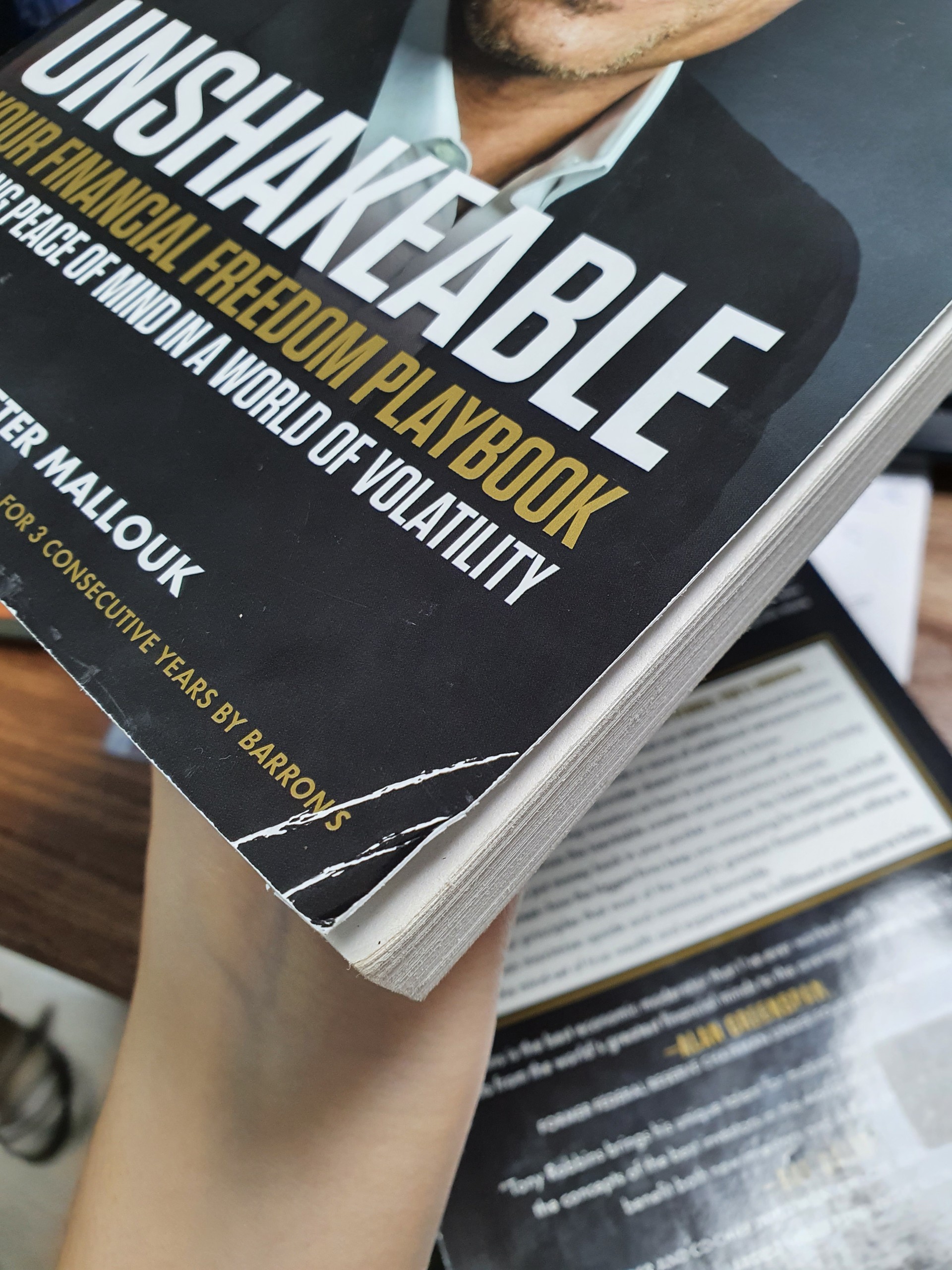 Unshakeable : Your Financial Freedom Playbook (Sách ngoại văn, lỗi mép bìa sách)