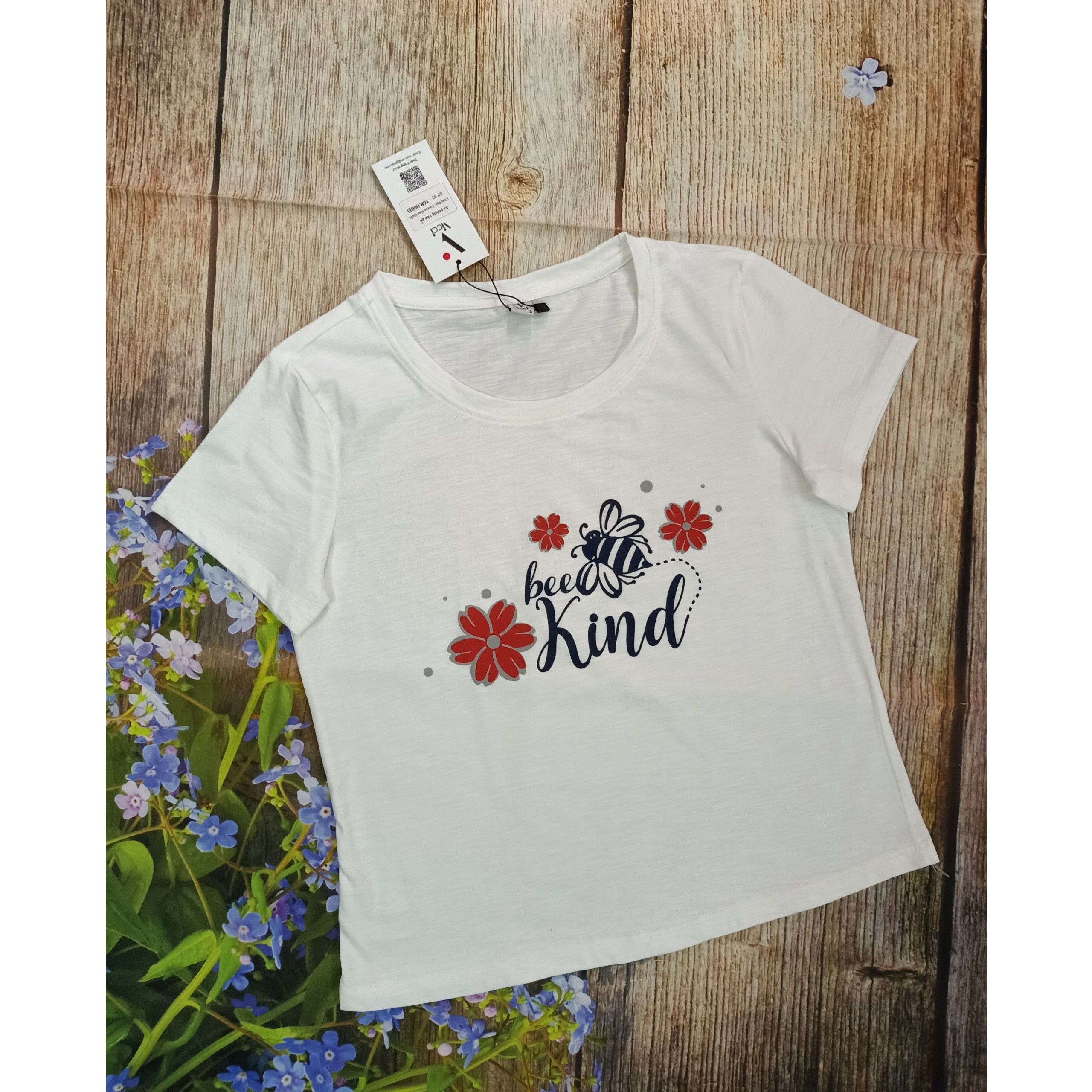 Áo Phông Ngắn Tay, Áo Thun Nữ Cộc Tay Vicci Ap.01.4 Chất Liệu Cotton Vân Gỗ In Chữ Bee Kind - Trăng - Xl