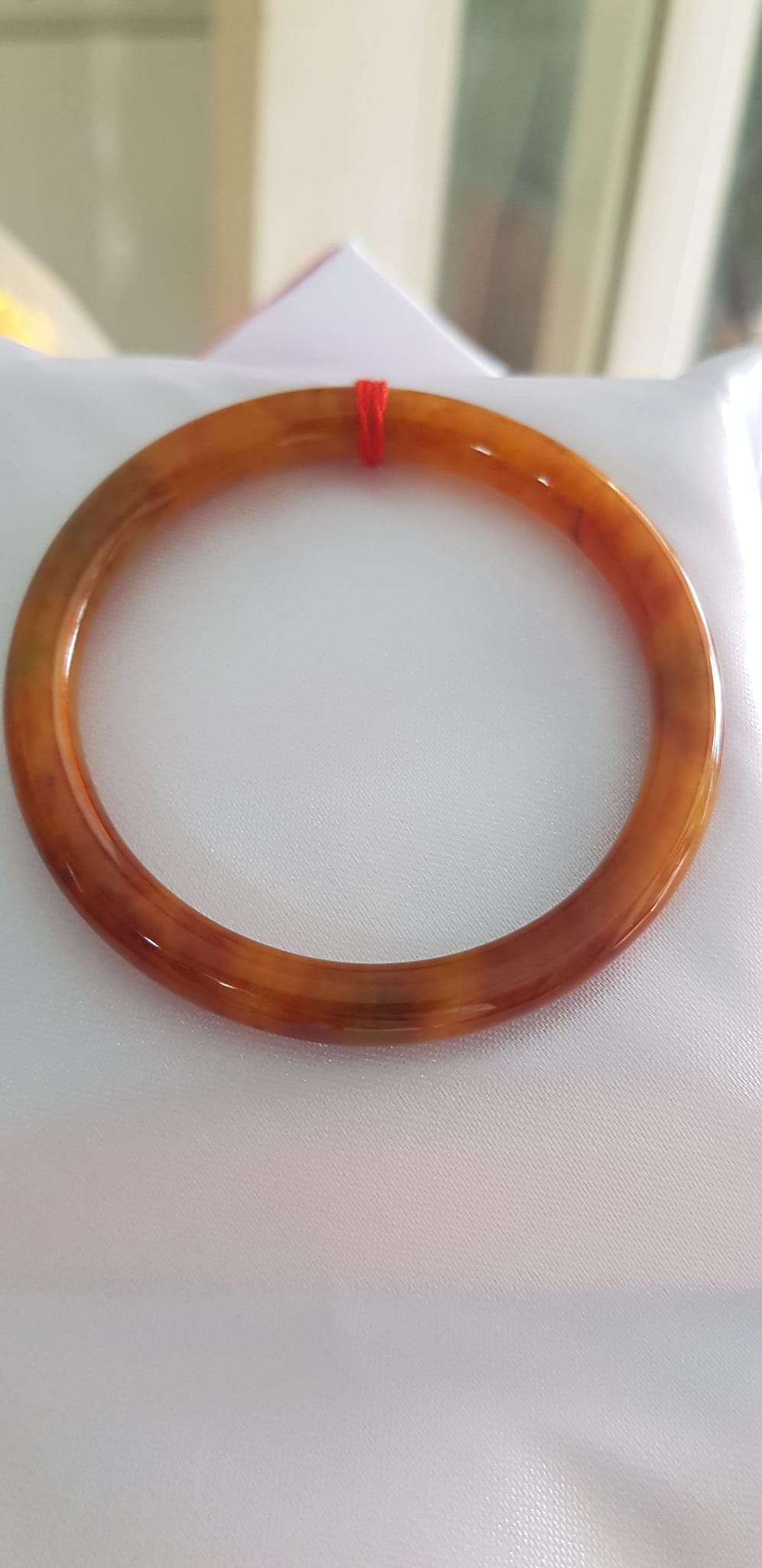 Vòng tay nữ đá Cẩm thạch Vàng đậm Vân vân bóng đẹp lạ Ni 50mm x cọng 6mm Nữ Thổ mệnh Kim 49kg - 53kg đeo Món quà tặng ý nghĩa dành cho các chị em đeo vòng tay Ni 50mm ạ