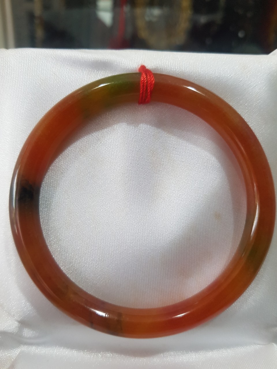 Vòng Mã Não Tứ Quý đỏ cam bóng Ni 55mm chột 7mm nặng 54kg đến 62Kg đeo đẹp là món trang sức tuyệt vời cho những cô nàng yêu thích phong cách thanh lịch và sang trọng ạ