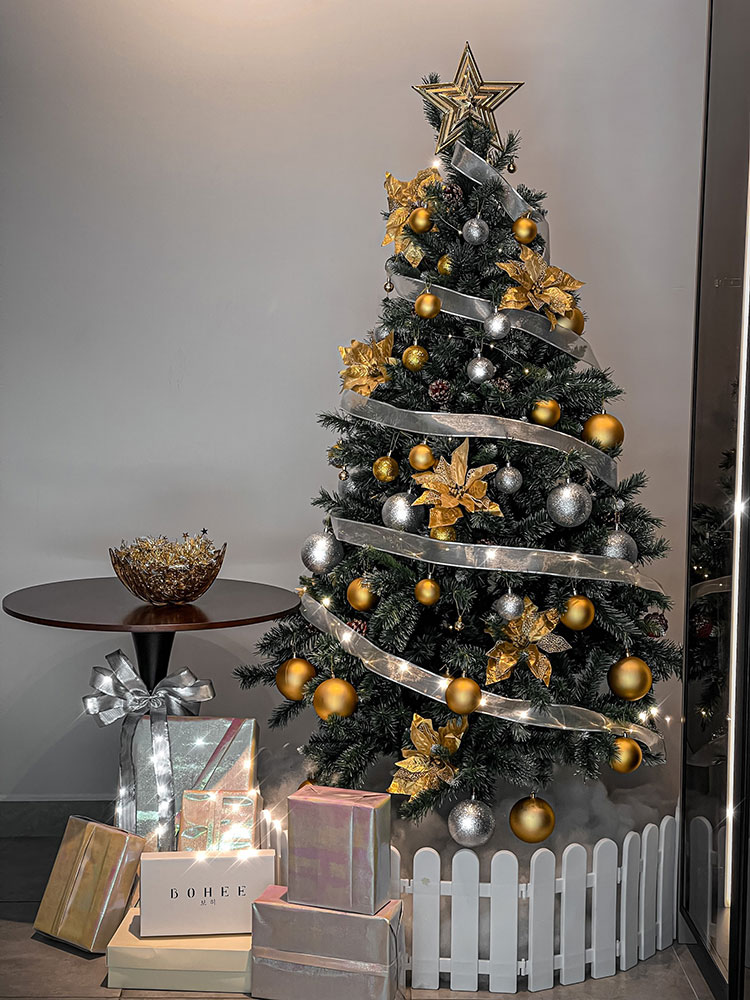 Cây thông noel 3 loại lá gắn trái thông - Cây thông đẹp Tán dày đều, cây thông chắc chắn và dể tháo lắp