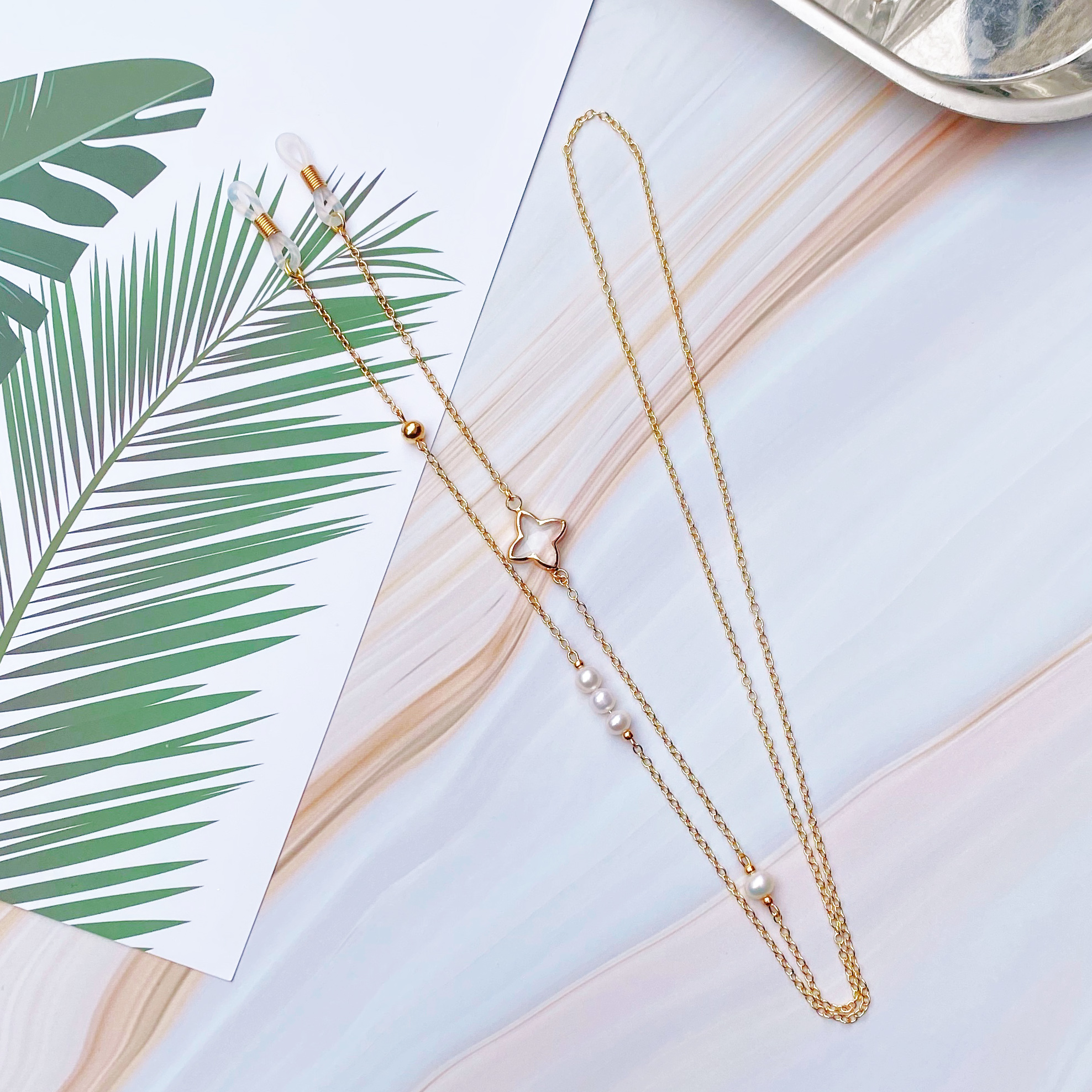 Dây kính chuỗi đeo gọng kính mix cỏ bốn lá và hạt châu không đối xứng ấn tượng dây chuyền giữ khẩu trang và tai nghe