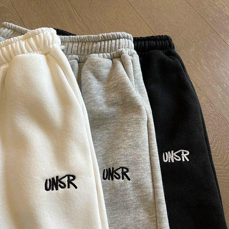 Quần jogger nỉ thêu logo cực xinh cho nam và nữ