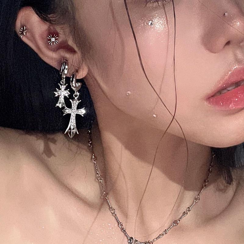 Hoa tai đính đá cá tính - Arora boutique