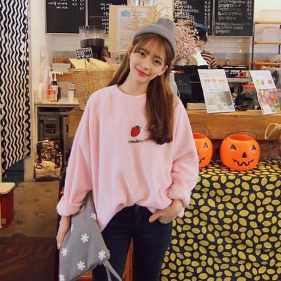 Áo Thun Nữ Sweater Vây Cá Tay Dài Hồng In Trái Dâu - J.A Shop
