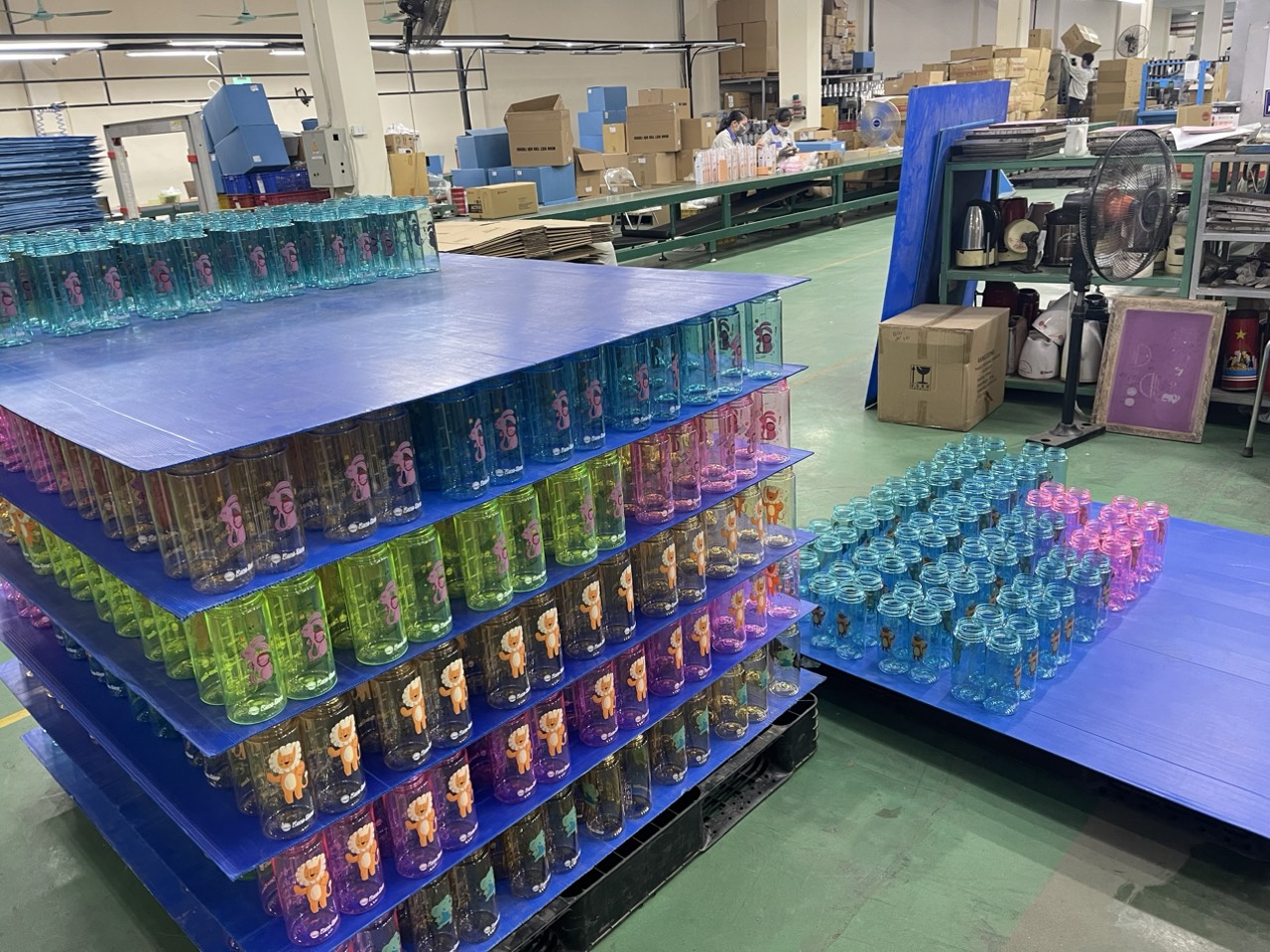 Bộ combo bình nước cầm tay Rạng Đông 500ml model RD-05P2.Combo kèm sáp màu Oringa 12 màu Hồng Hà, hộp đựng có quai treo xinh xắn, thích hợp làm quà tặng cho các em thiếu nhi