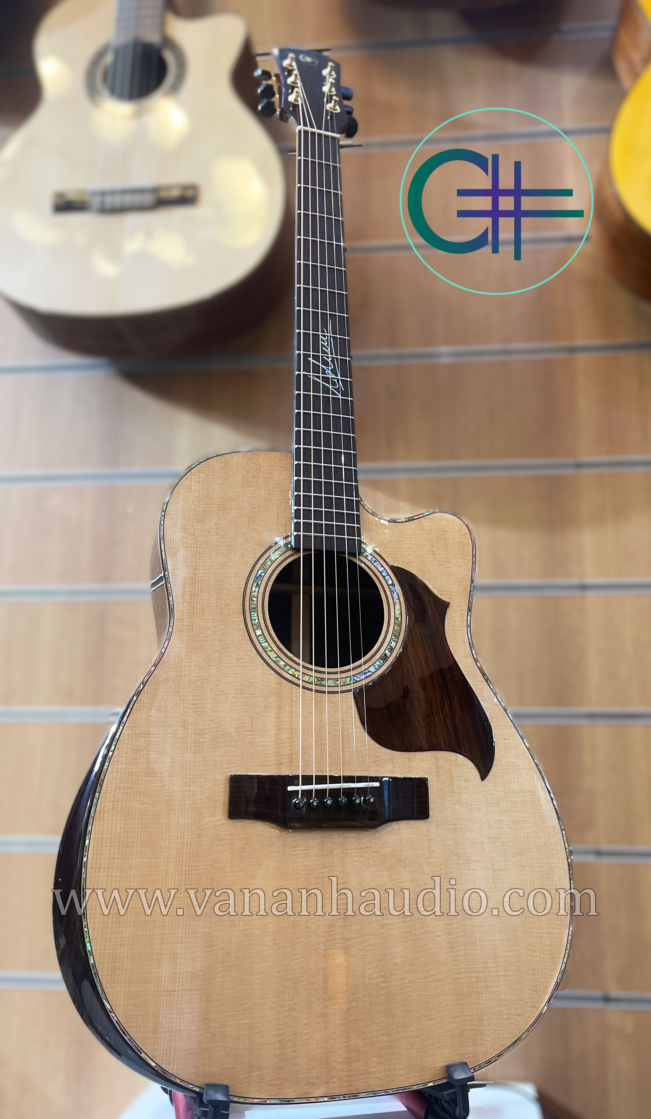 Đàn Guitar Acoustic Custom CL2022 của anh Lê Dũng Sĩ Khảm trai chữ ký cần đàn