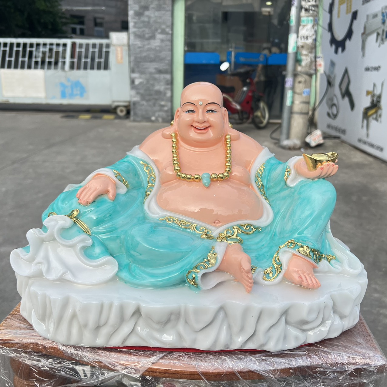 Tượng phật di lặc cầm thỏi vàng bằng đá Việt Nam ngang 42cm – Xanh