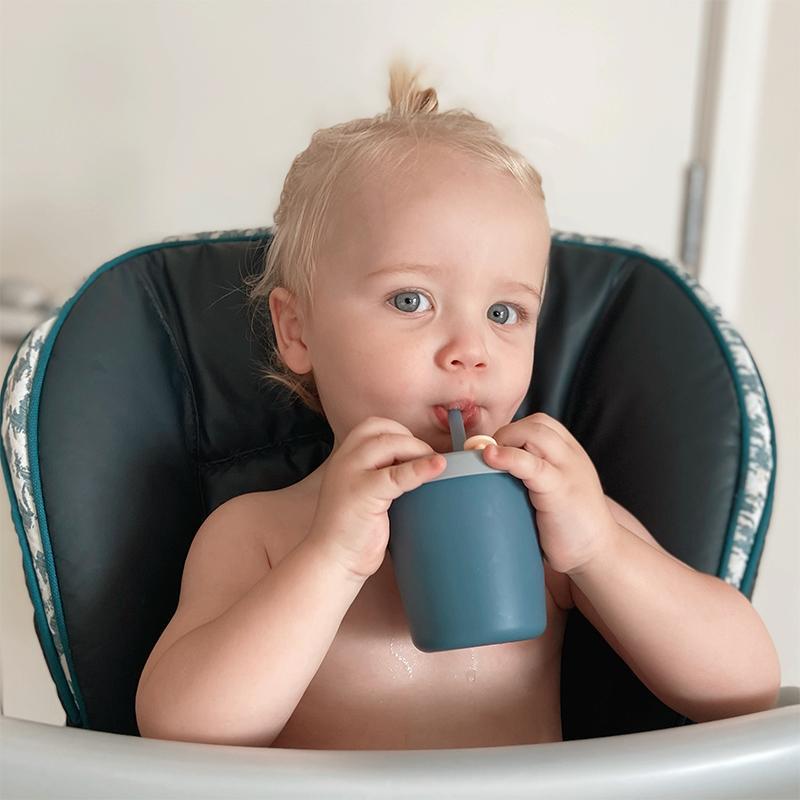 Cốc uống nước cho bé Haakaa. Chất liệu silicone cao cấp, an toàn. Không chứa BPA, PVC và phthalate