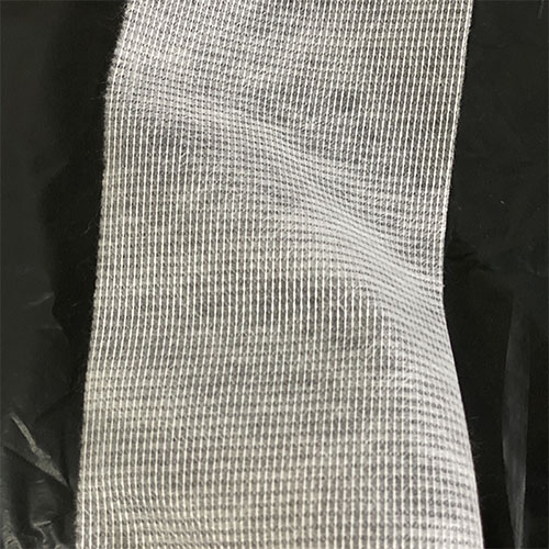 Lưới vải polyester kết hợp sợi thủy tinh gia cường chống thấm,mềm rất dễ thi công trên bề mặt gồ ghề,thấm nhanh vào hóa chất chống thấm .