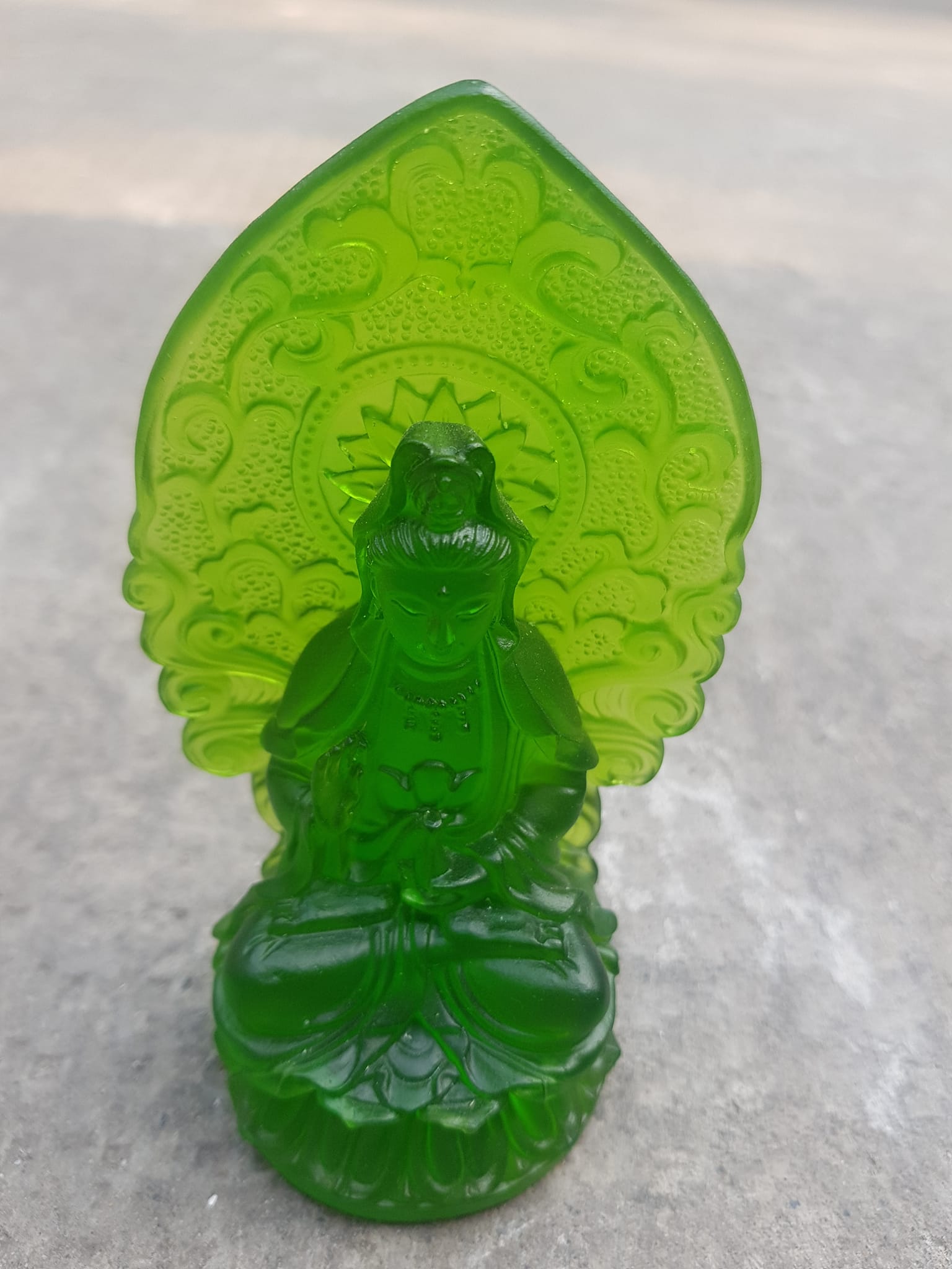 TƯỢNG PHẬT BÀ QUAN ÂM MỚI ĐÁ LƯU LY XANH LÁ TƯƠI ĐẸP ĐỂ TRONG XE HƠI hoặc BÀN cao 12cm x đk 7cm x đế 5cm CHUẨN HỢP ANH CHỊ Mệnh HỎA Mệnh MỘC Ạ