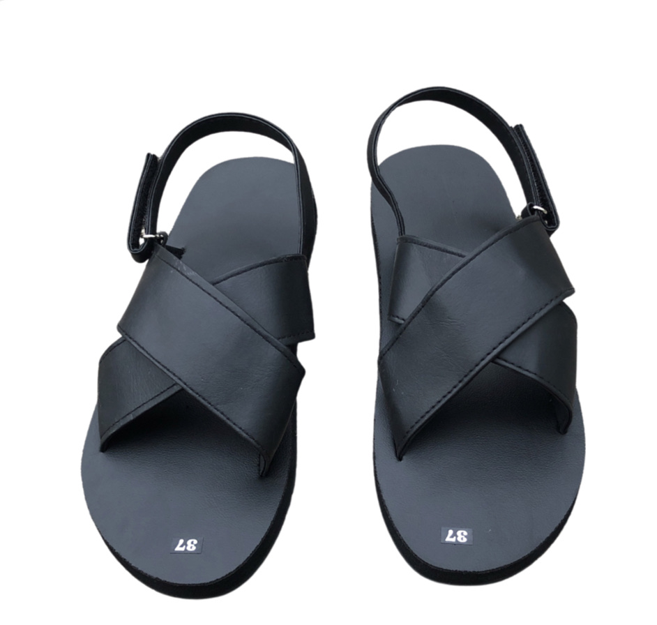 sandal nữ ( đế đen quai hậu dù ) size từ 35 nữ đến 41 nữ size khác nhắn tin chọn thêm