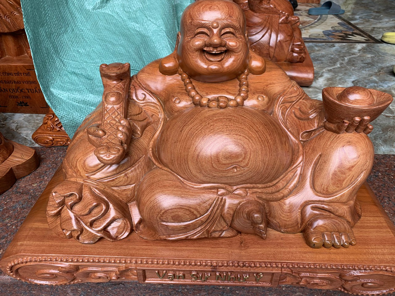 Tượng phật di lặc tay nâng thỏi vàng bằng gỗ hương đá kt ngang mặt 60cm