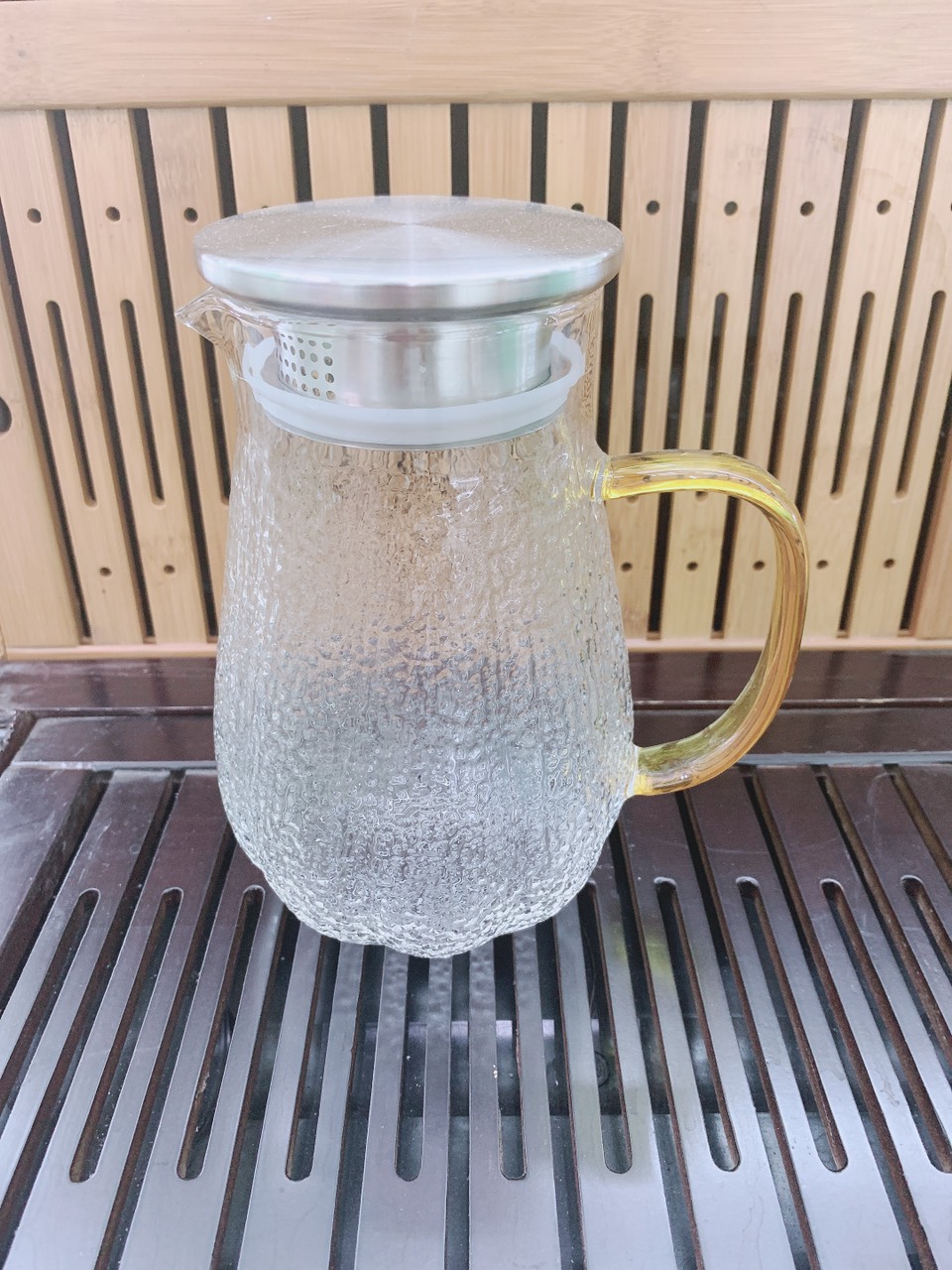 BÌNH ĐỰNG NƯỚC THỦY TINH CHỊU NHIỆT VÂN NHÁM QUAI VÀNG NẮP INOX 1,6L - ANTH281