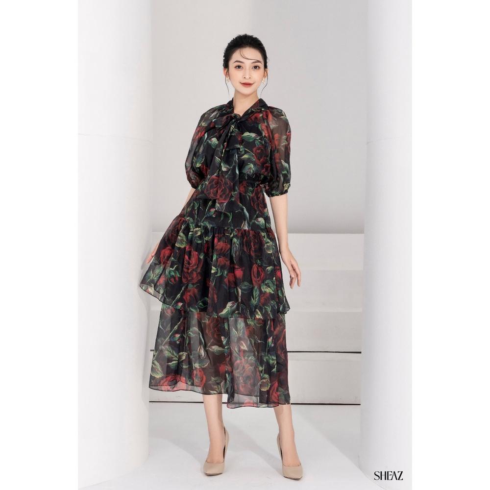SHEAZ Đầm đen dài voan cao cấp in hoa hồng mỏng mát, cổ nơ, phong cách Hàn Quốc thanh lịch nữ tính, chân xếp tầng