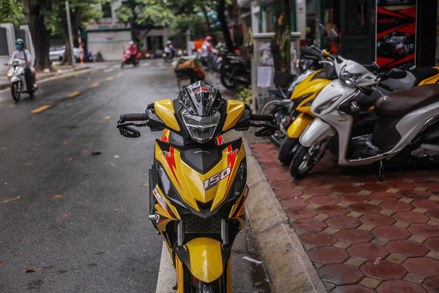 Tem trùm Winner 150 White Red Yellow