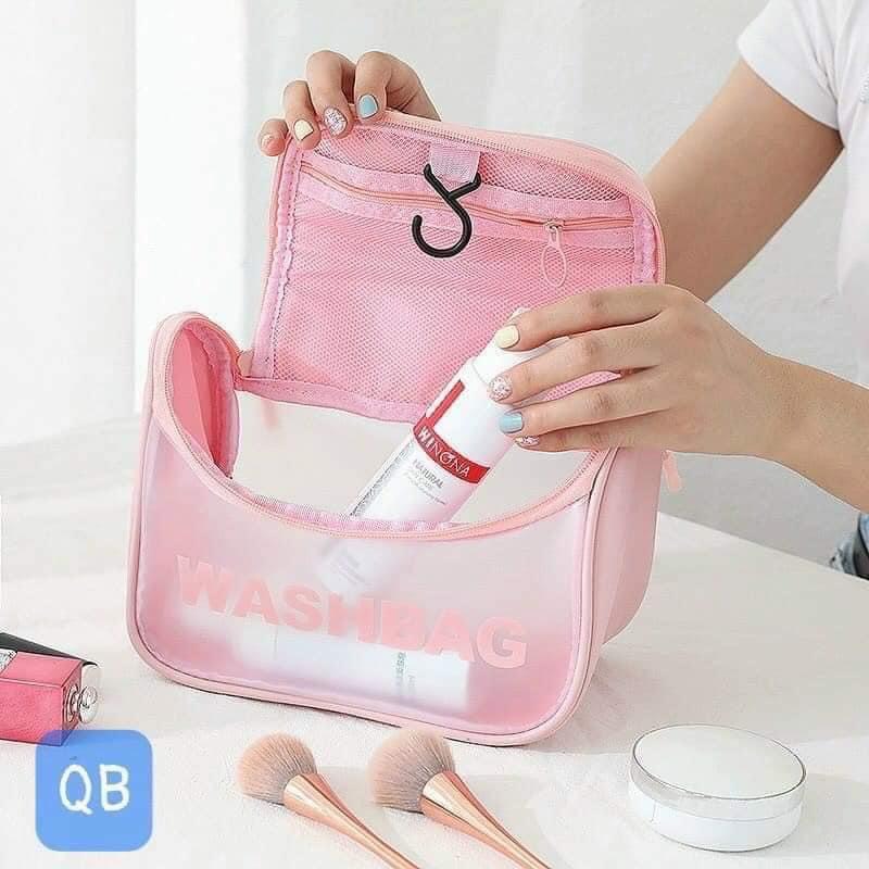 Túi đựng mỹ phẩm Washbag. Với thiết kế bên ngoài thời thượng giúp việc sắp xếp các trang bị cá nhân của bạn trông đẳng cấp hơn.