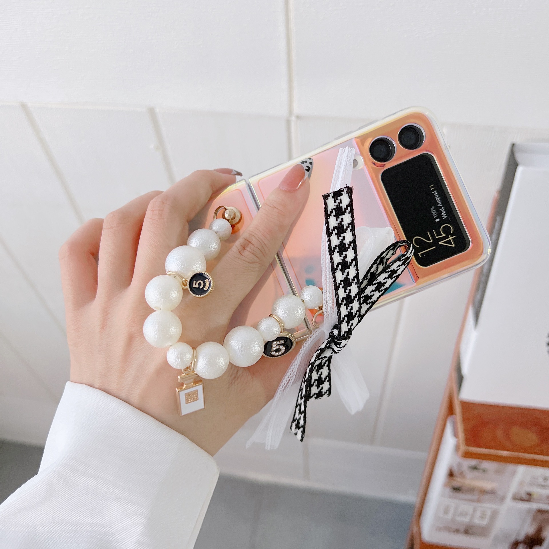 Ốp lưng chống sốc có dây đeo ngọc trai cho Samsung Galaxy Z Flip 4 hiệu HOTCASE Pearl Strap Case - Hàng nhập khẩu