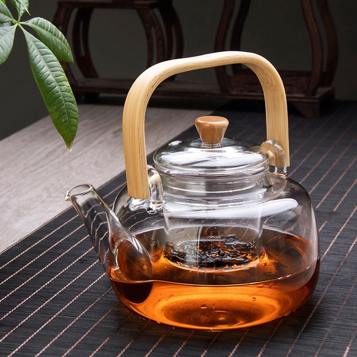 Bình pha trà thủy tinh, ấm trà thủy tinh có lõi lọc quai cầm bằng tre chịu nhiệt cực tốt dung tích 900ml