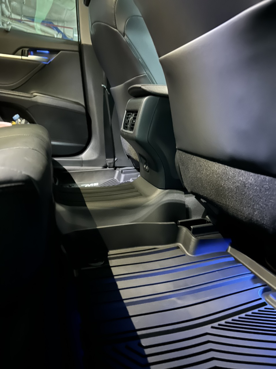 Thảm lót sàn xe ô tô Toyota Camry 2019-2022 NEW - đến nay Nhãn hiệu Macsim 3W cao cấp màu đen