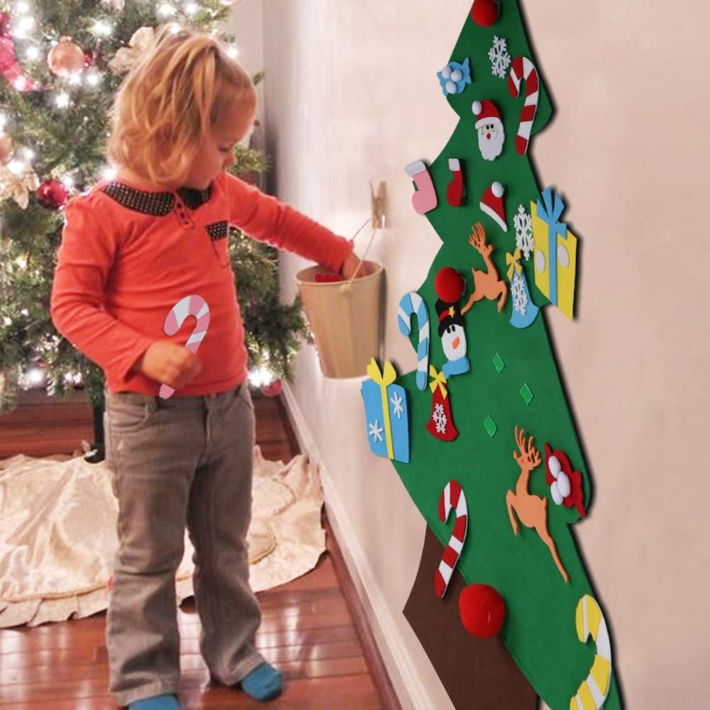 Cây thông Noel mẫu mới bằng vải dạ 3D thiết kế treo tường kèm các sticker dính lên cây trang trí tùy ý, dễ dàng giặt sạch tái sử dụng được nhiều năm
