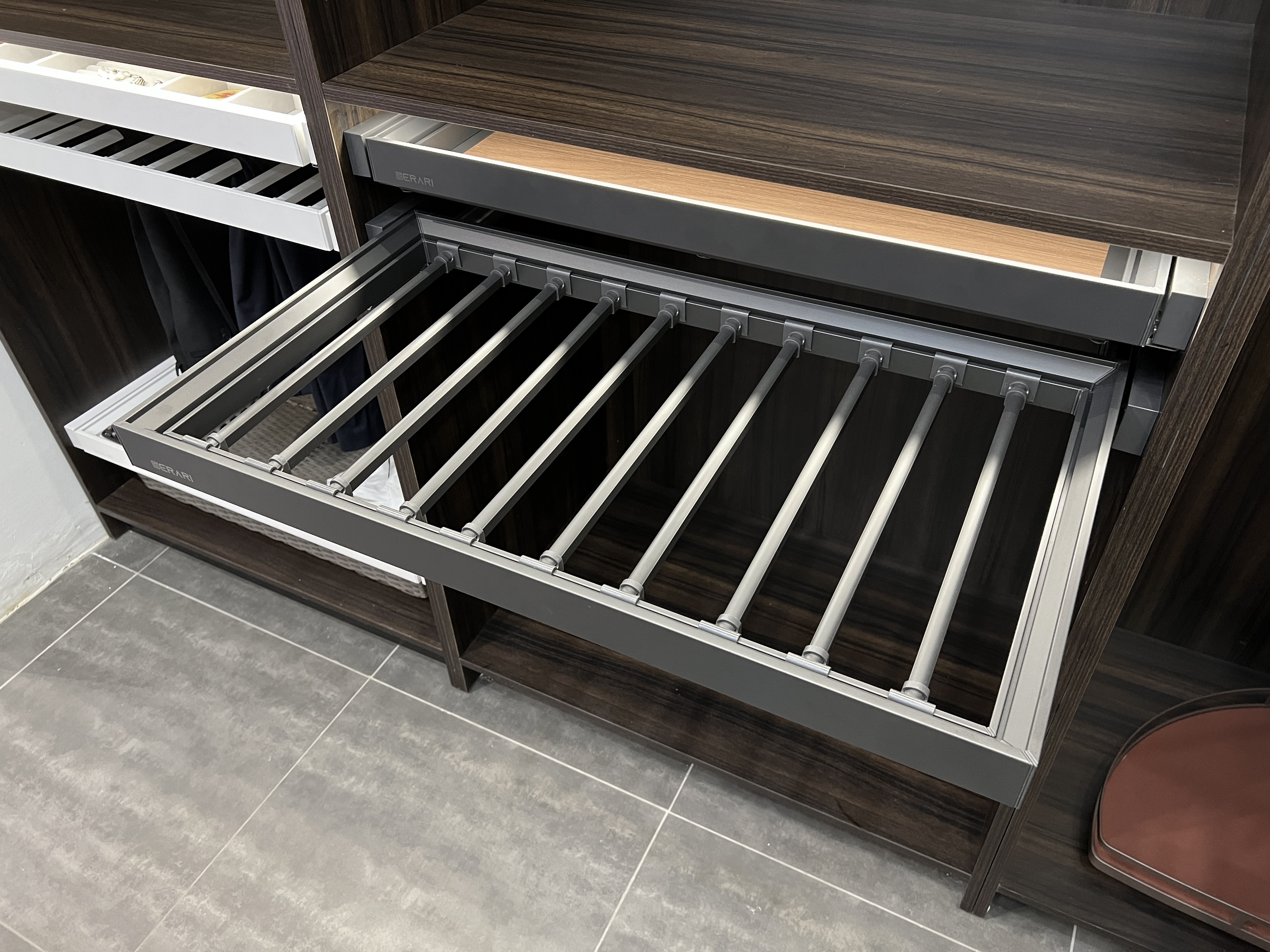Phụ kiện của tủ áo (Giá vắt quần âu ray giảm chấn dòng mã GW002.800 thương hiệu Gerari)
