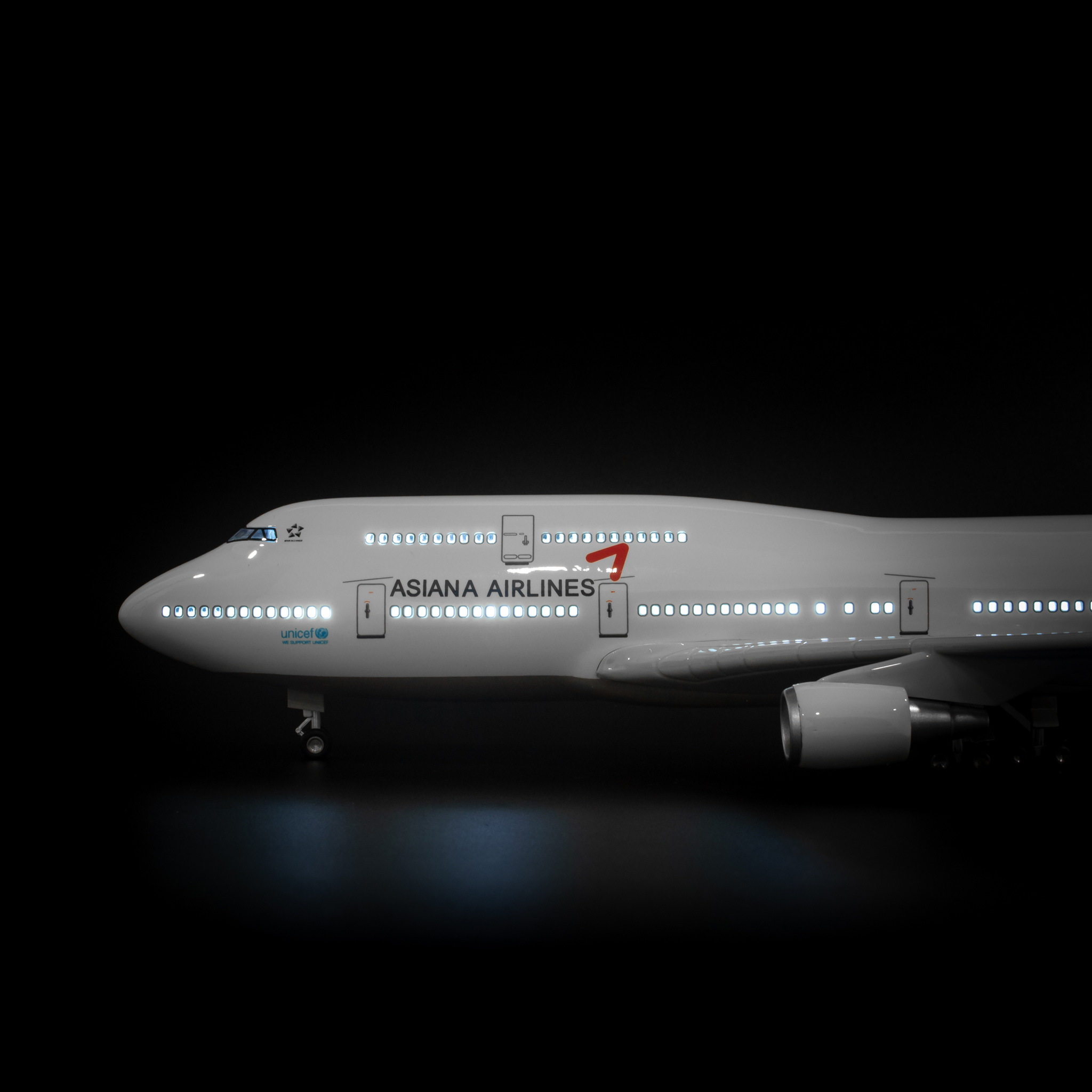 Mô hình máy bay Asiana Airlines Boeing B747 lắp ráp có đèn 47cm MBMH46