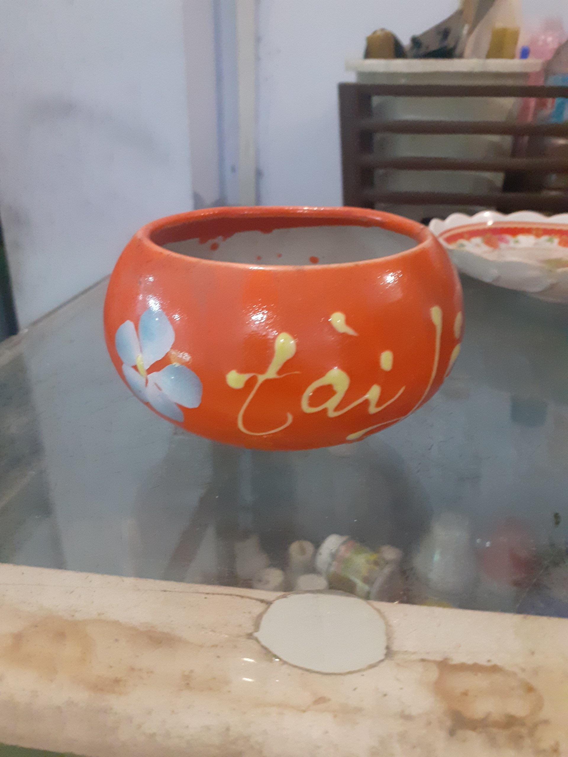 Chậu tròn tài lộc có chân đế cam lè nè