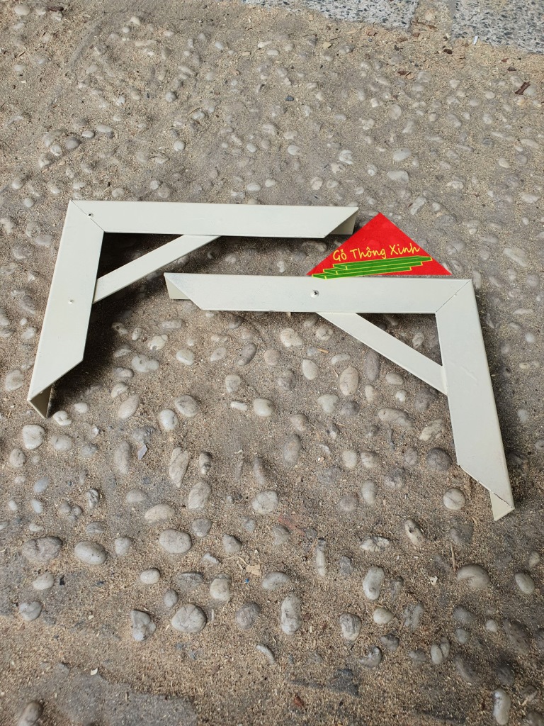 Cặp giá đỡ kệ gỗ dài 20cm bằng sắt đã sơn màu vàng nhạt, rất chắc chắn chịu lực tốt trên 30kg
