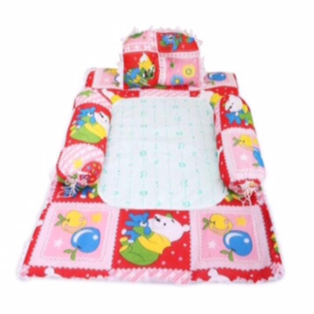 Bộ Nệm+gối ka tê kèm lót chống thấm Sơ Sinh Cho Bé_ngẫu nhiên1 nệm dài 80cm x 50cm cho bé , 1 gối nằm dài 30cm x 20cm và 2 gối ôm dài 35cm