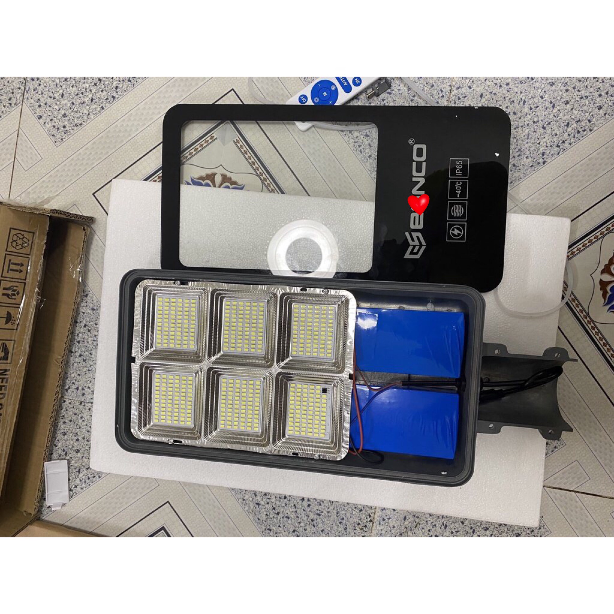 Đèn năng lượng mặt trời 300w, chuyên dành cho công trình nông thôn, sân vườn, trụ cổng, đèn ngoài trời
