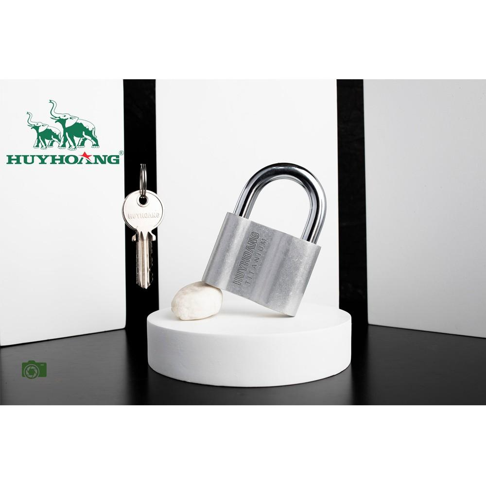 Ổ khoá cửa treo Huy Hoàng Titanium 4P - KTCTI6-E / 5P - KTCTI8-E / 6P - KTCTI10-E - Khóa móc Con Voi màu trắng bạc, cầu khóa làm bằng thép mạ phủ Ni & Cr - Khóa treo chìa