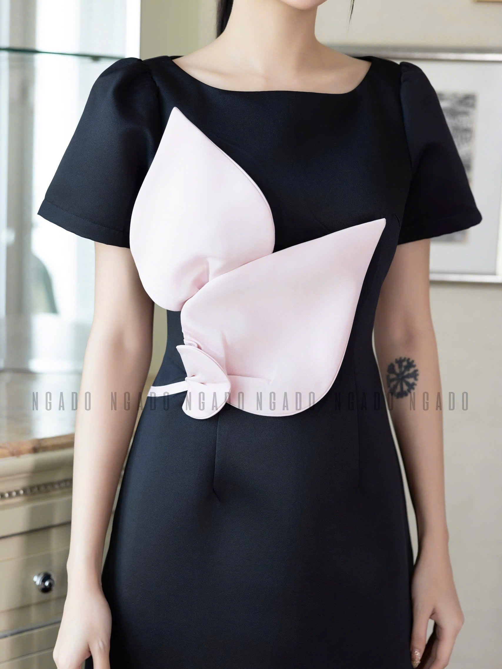 Đầm đen cổ thuyền phối hoa NGADO , đầm dự tiệc , đầm bút chì