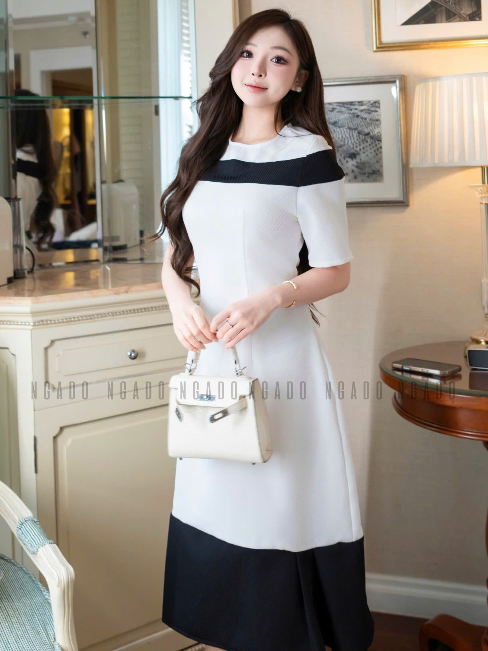 Đầm trắng cổ tròn phối đen NGADO