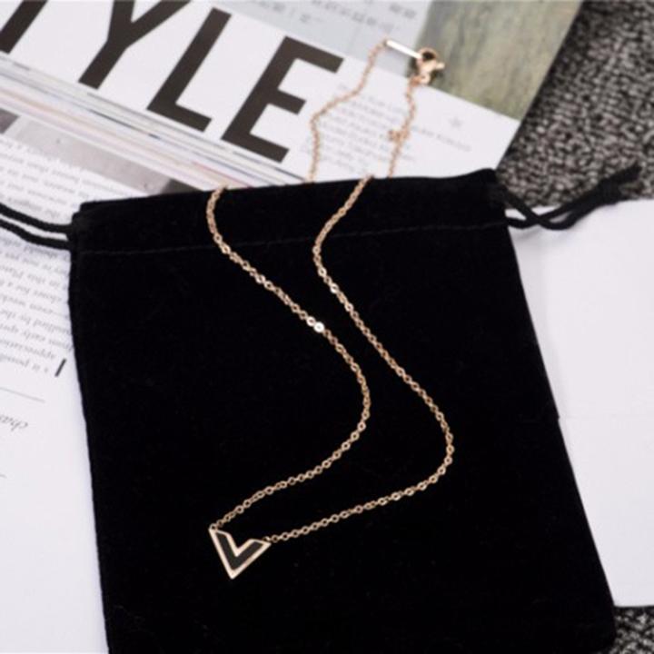 Dây chuyền nữ titan thời trang cao cấp mặt chữ V nền đen thép không gỉ trangsucpt 3 màu sắc DCNUT74