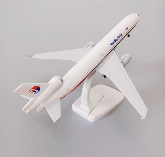 Máy Bay Mô Hình chiến Đấu Malaysia MD-11 20cm có bánh xe