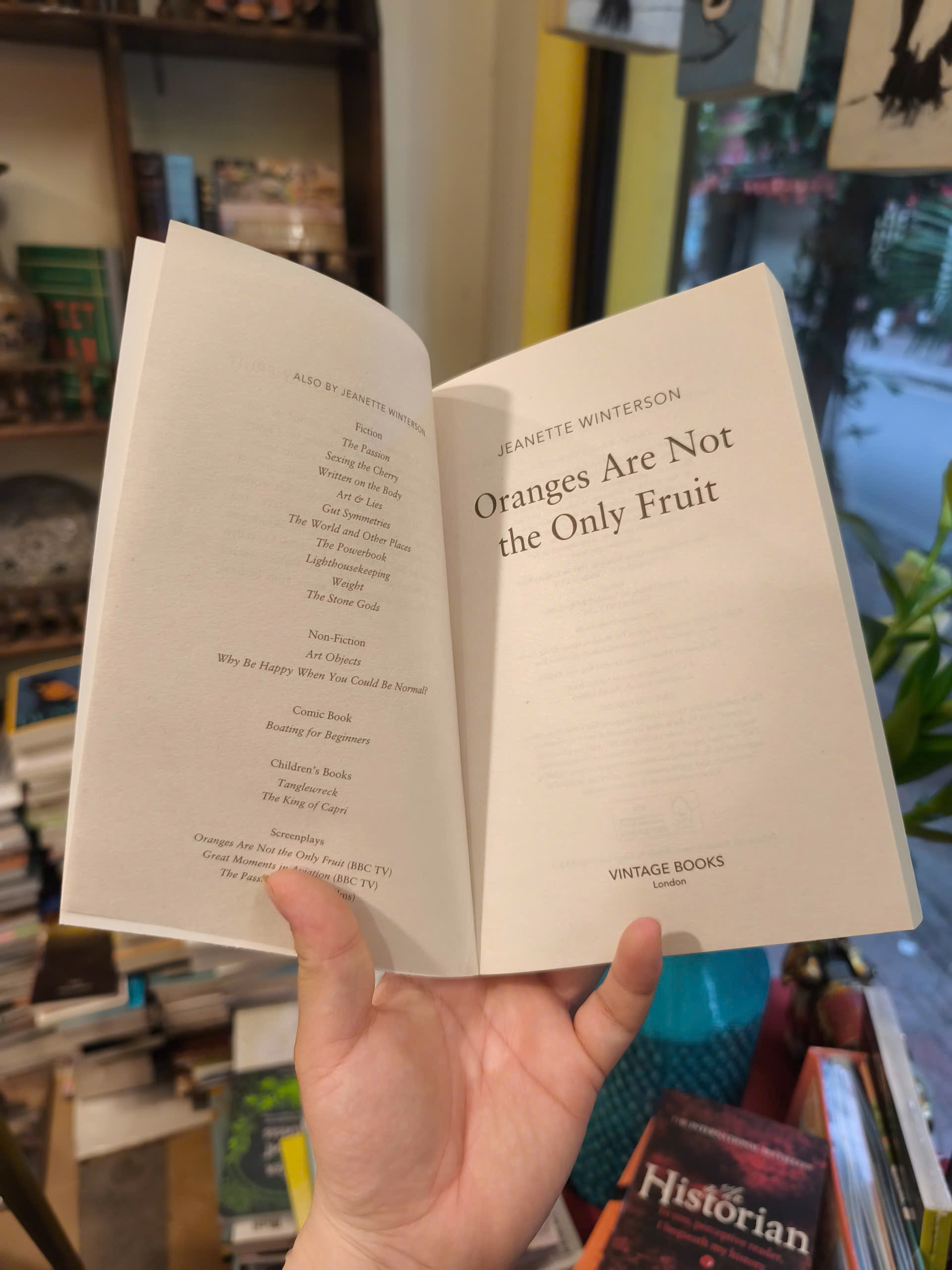 Sách - Oranges Are Not the Only Fruit by Jeanette Winterson | LGBTQ+ Fiction / Ngoại văn Nhập khẩu