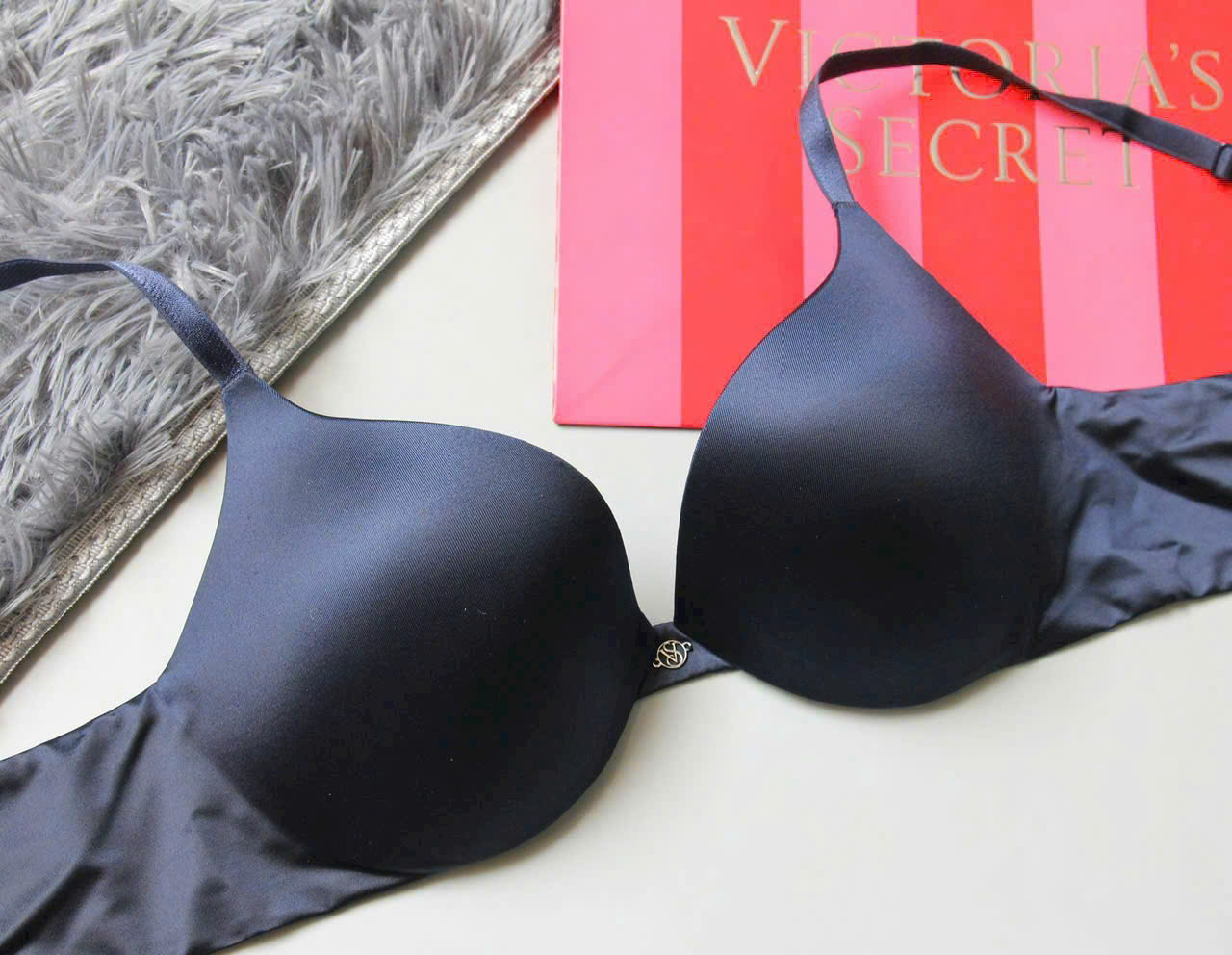 Áo lót VS VA667 cao cấp bản trơn mút mỏng khoét ngực sâu gợi cảm